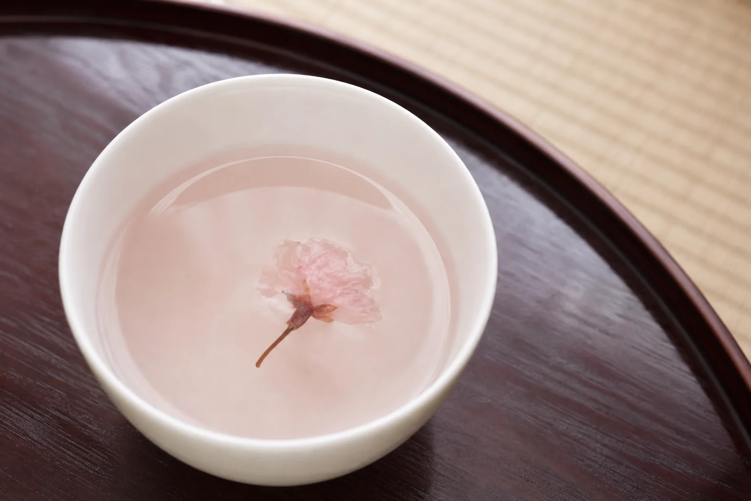 白い湯のみの中で桜の花が開いた桜湯。結納の席でお茶の代わりに出す飲み物