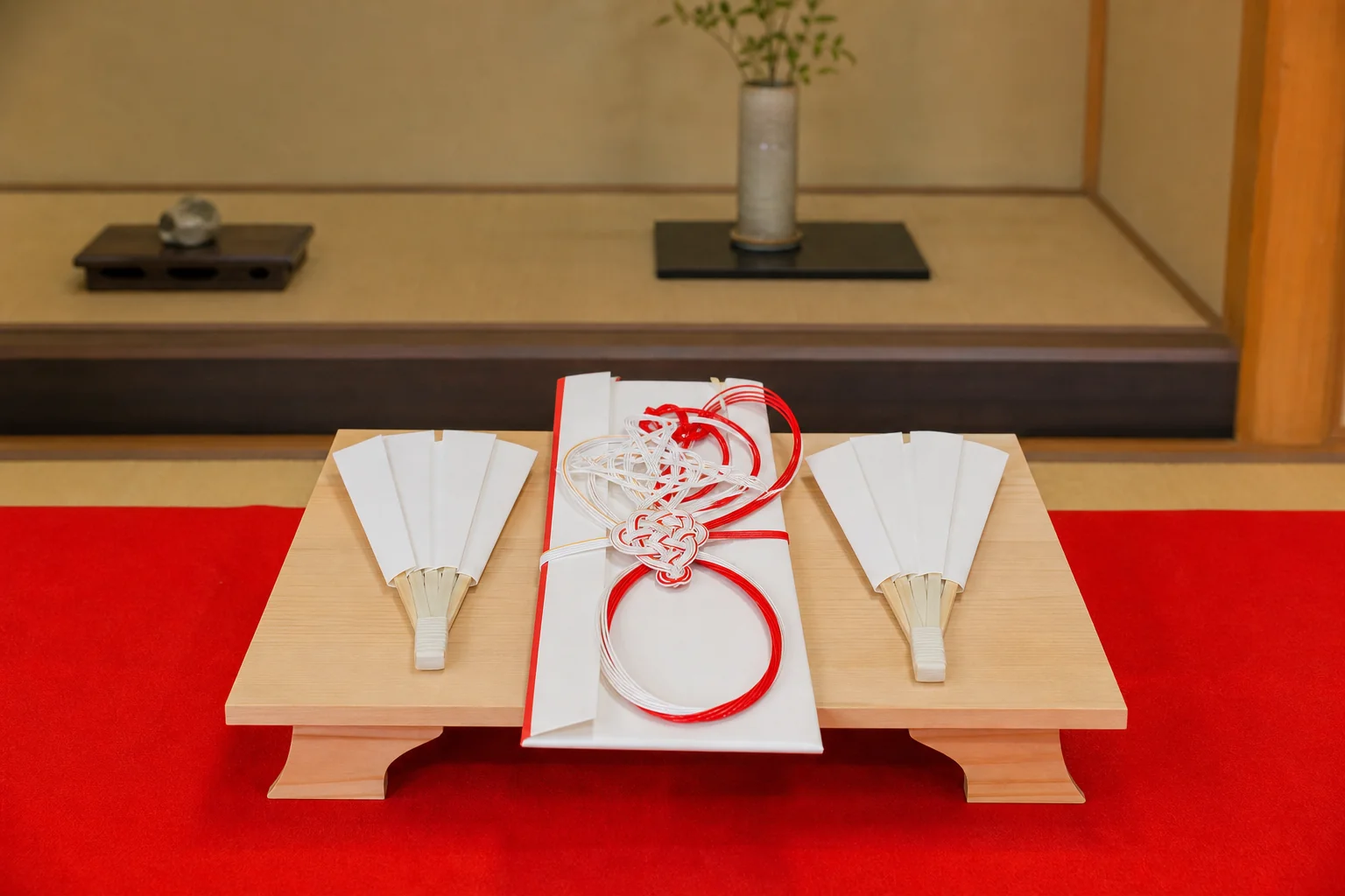 白木の台にのせた結納品の末広(白い扇子)と長熨斗の様子
